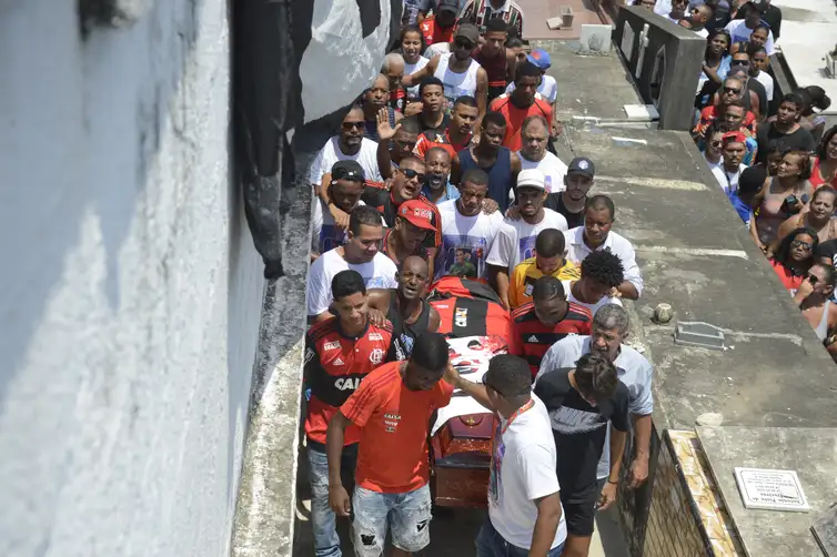 Sepultamento do corpo do goleiro do Flamengo, Christian Esmério, de 15 anos, no Cemitério de Irajá. O atleta foi um dos 10 mortos no incêndio de sexta-feira (8) em um dos alojamentos do Ninho do Urubu.