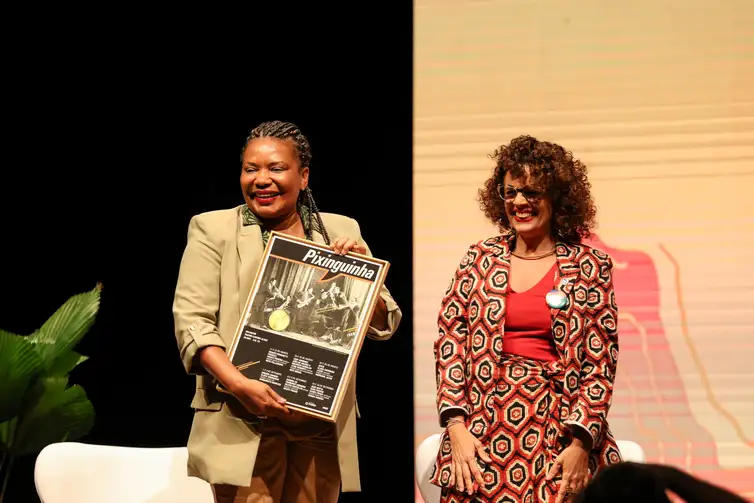 Rio de Janeiro (RJ), 04/07/2024 – A Ministra da Cultura, Margareth Menezes recebe homenagem durante o evento Encontro Funarte Rede das Artes: da Retomada à Política Nacional das Artes no Teatro Dulcina, no centro do Rio de Janeiro. Foto: Tomaz Silva/Agência Brasil