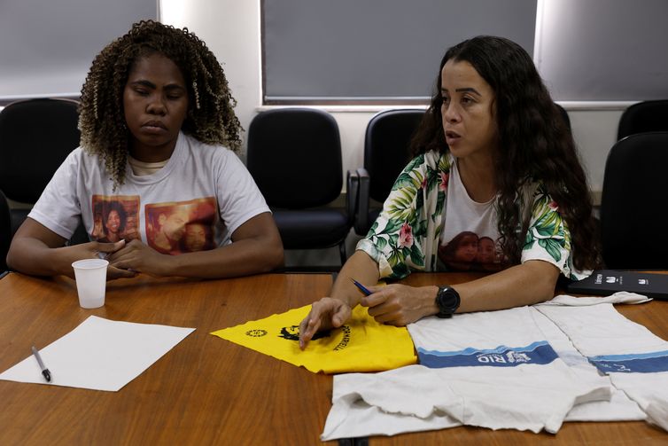 Rio de Janeiro (RJ), 26/06/2024 - Bruna Silva, vítima de violência, fala durante reunião. A Rede de Atenção a pessoas Afetadas pela Violência de Estado (RAAVE) entrega na sede do Ministério Público Federal (MPF) pedido de desarquivamento e federalização de alguns casos de letalidade policial. Foto: Tânia Rêgo/Agência Brasil