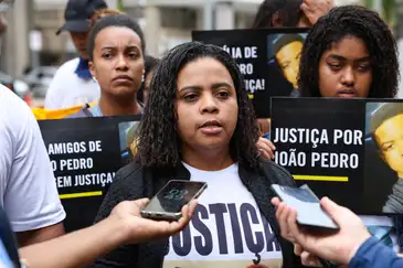 Rio de Janeiro (RJ), 11/07/2024 – Rafaela Matos, mãe de João Pedro, de 14 anos, morto durante uma operação policial no Complexo do Salgueiro, em São Gonçalo, em 2020, fala durante manifestação em frente ao Tribunal de Justiça do Rio de Janeiro. Foto: Tomaz Silva/Agência Brasil