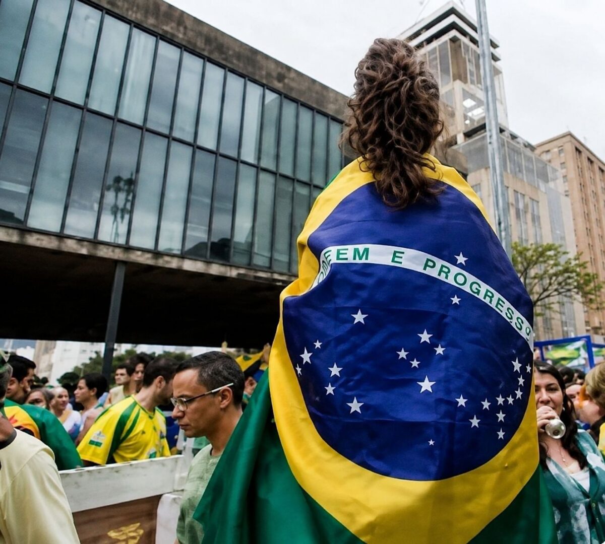 “ÉS TU BRASIL”
